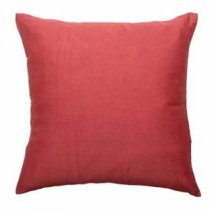 Coussin rouge avec bouton
