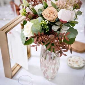 Vase haut en verre rose