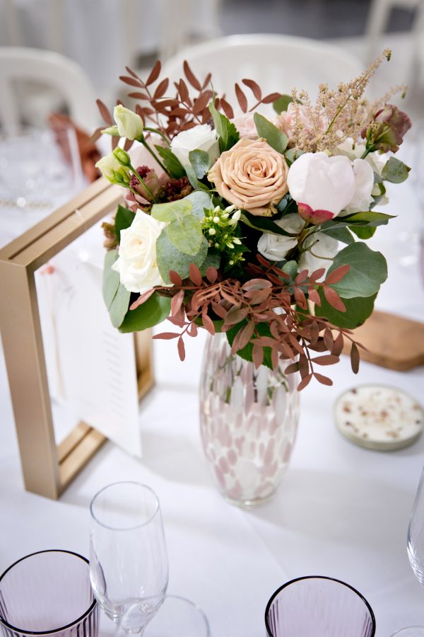 Vase haut en verre rose